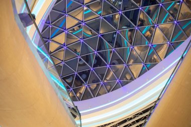 Showroom 'daki aynalı tavanın bulanık soyut arkaplanı, yatay