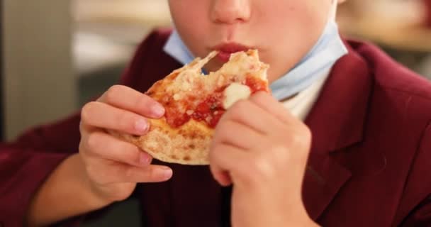Щасливий Шкільний Хлопчик Їсть Піцу Під Час Панди Перерви — стокове відео