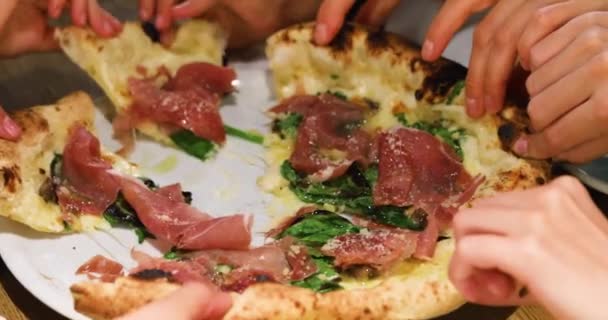 Ellerinizle Zamanlı Olarak Sıcak Pizza Dilimlerini Jambonlu Ispanaklı Parmesanlı Yakın — Stok video