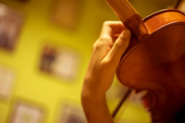 Elmosódott Bal Keze Egy Fiatal Hegedűs Nyomja Húrok Hegedű Nyak — Stock Fotó