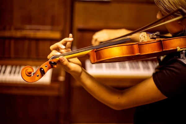 Молодой Скрипач Играет Скрипке Спиной Фортепиано Горизонта — стоковое фото