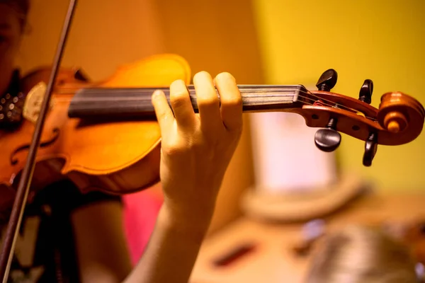 Attentive Young Violinist Plays Music Violin Horizontal — Stock Photo, Image