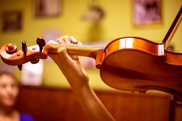 Молодой Скрипач Играет Скрипке Спиной Фортепиано Горизонтально — стоковое фото