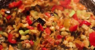 Tahta bir spatula ile karıştırın sebze sotesi tavada pişirin, düz yatay