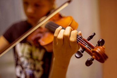 Keman çalarken, keman çalan genç bir kemancının sol eli.