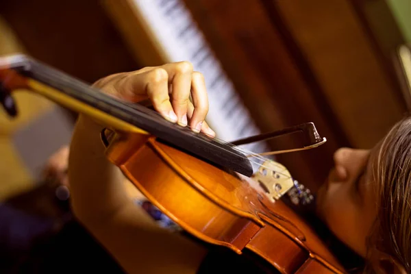 Violinista Joven Toca Música Violín Con Espalda Cerca Del Piano —  Fotos de Stock