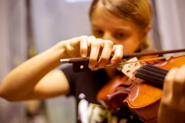 Kibar Genç Kemancı Yatay Kemanla Müzik Çalar — Stok fotoğraf