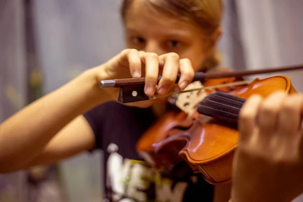 Kibar Genç Kemancı Yatay Kemanla Müzik Çalar — Stok fotoğraf