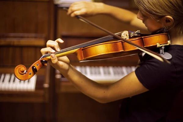 Молодой Скрипач Играет Скрипке Спиной Фортепиано Горизонтально — стоковое фото