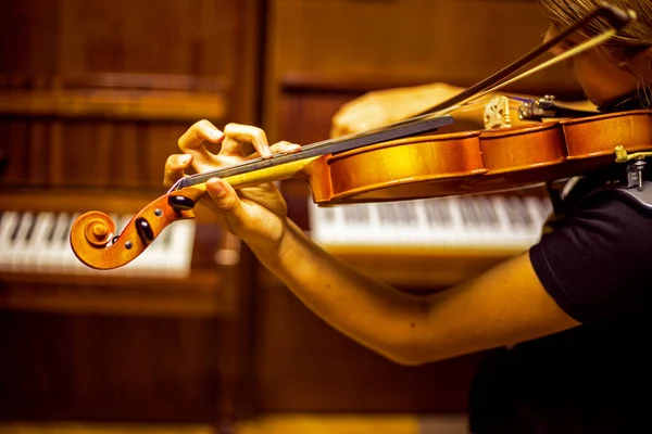 Genç Kemancı Sırtı Piyanonun Yanında Yatay Olarak Kemanla Müzik Çalar — Stok fotoğraf