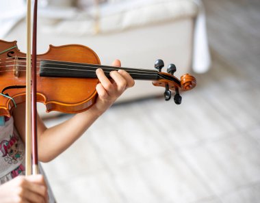 Genç bir kemancının elleri kemanda, yatay