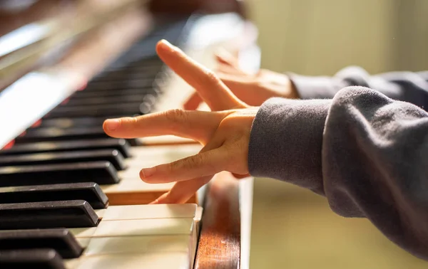 Manos Del Pianista Poco Les Enseña Tocar Piano Horizontal —  Fotos de Stock