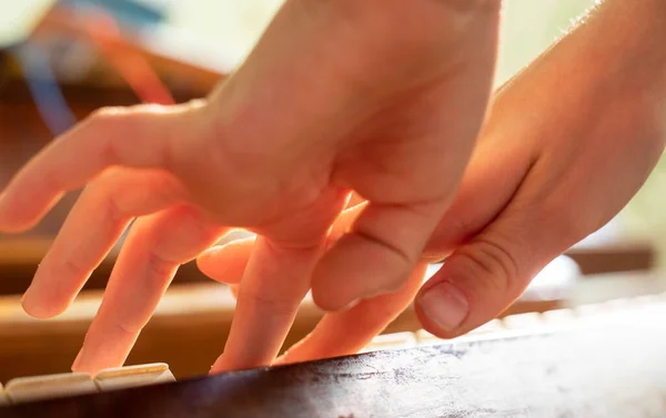 Manos Del Pianista Poco Les Enseña Tocar Piano Horizontal — Foto de Stock