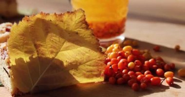 Günaydın, böğürtlen ve böğürtlen sarısı yapraklı sıcak çay.