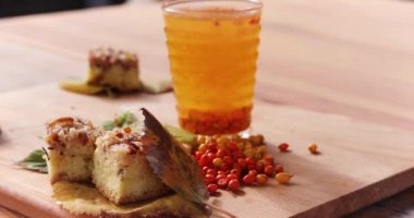 Günaydın, böğürtlen ve böğürtlen sarısı yapraklı sıcak çay.