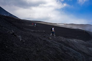 Gün boyunca Etna Dağı 'na giden yolun manzarası. İtalya 'da seyahat