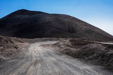 Gün boyunca Etna Dağı 'na giden yolun güzel manzarası. İtalya 'da seyahat