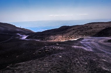 Gün boyunca Etna Dağı 'na giden yolun güzel manzarası. İtalya 'da seyahat