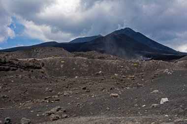 Gün boyunca Etna Dağı 'na giden yolun manzarası. İtalya 'da seyahat