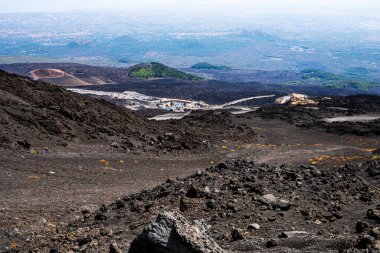 Yanardağdan inerken Etna Dağı 'ndaki kraterler. İtalya 'da seyahat