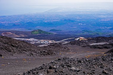 Yanardağdan inerken Etna Dağı 'ndaki küçük kraterler. İtalya 'da seyahat