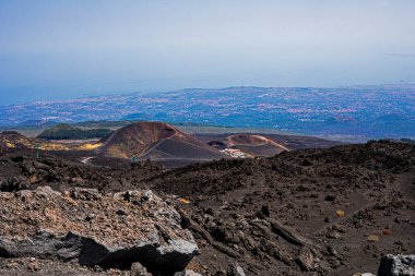 Yanardağdan inerken Etna Dağı 'ndaki küçük kraterler. İtalya 'da seyahat