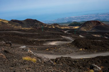 Yanardağdan inerken Etna Dağı 'ndaki küçük kraterler. İtalya 'da seyahat