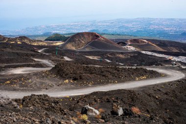 Yanardağdan inerken Etna Dağı 'ndaki küçük kraterler. İtalya 'da seyahat