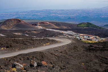 Yanardağdan inerken Etna Dağı 'ndaki küçük kraterler. İtalya 'da seyahat