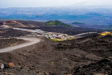 Gün boyunca Etna Dağı 'ndan inen güzel manzara. İtalya 'da seyahat