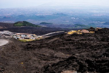 Gün boyunca Etna Dağı 'ndan inen güzel manzara. İtal ile Seyahat