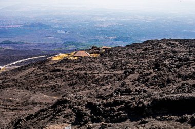 Gün boyunca Etna Dağı 'ndan inen güzel manzara. İtal ile Seyahat