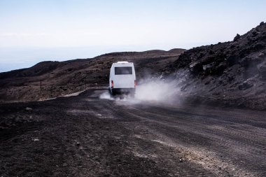 Minibüs gün boyunca dağlarda seyahat eder. Etna Volkanı 'na turist gezisi