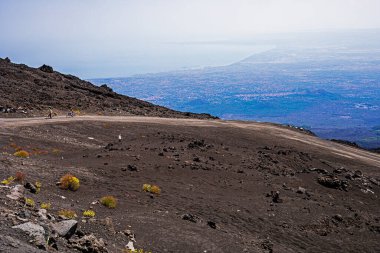 Bisikletçiler Etna yanardağına gidiyor. Dağ bisikleti