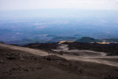 Gün boyunca Etna Dağı 'na giden yolun güzel manzarası. İtalya 'da seyahat