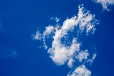 kabarık beyaz bulutlar ile açık mavi gökyüzü