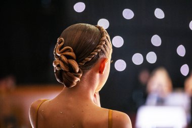 Turnuvadaki genç bir dansçı için güzel kıvırcık saçlı..