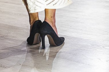 Erkekler ve kadınlar için düzenlenen resmi etkinliklerde ayakkabı zorunluluğu