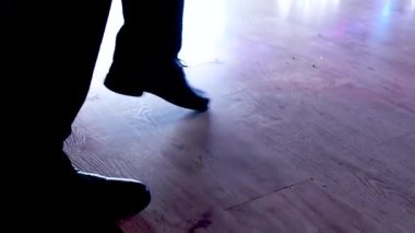 Turnuvadan önce dans pistindeki çöpleri temizlemek.