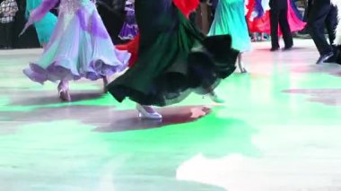 Avrupa program turnuvasından önce tüm kategorilerdeki kadın dansçıların dans pistinde ısınması.