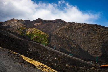 Gün boyunca kraterle kaplı Etna volkanı üzerindeki güzel dağ manzarası.