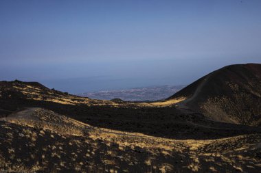 Gün boyunca Etna yanardağından güzel bir deniz manzarası. İtalya 'yı geziyorum..