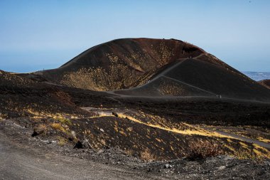 Gün boyunca kraterlerle Etna Dağı 'ndaki güzel dağ manzarası.