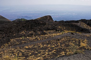 Gün boyunca kraterlerle Etna Dağı 'ndaki güzel dağ manzarası.