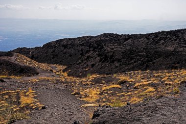 Gün boyunca kraterlerle Etna Dağı 'ndaki güzel dağ manzarası.