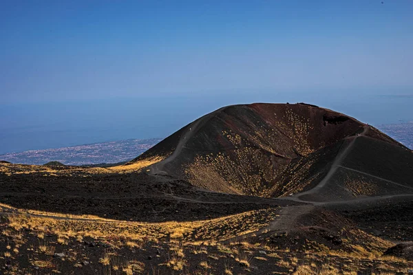 Gün boyunca Etna yanardağından güzel bir deniz manzarası. İtalya 'yı geziyorum..