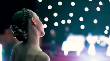 Latin Amerikalı elbiseli genç dansçı yukarıdan bir dans turnuvasına bakıyor..