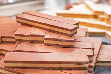 Dikdörtgen şekilli karamel parçalı çikolatalı tatlı.