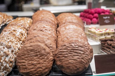 Çeşit çeşit fındıklı çikolatalı kek.