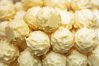 Sergilenen yuvarlak beyaz çikolata şekerlemeleri